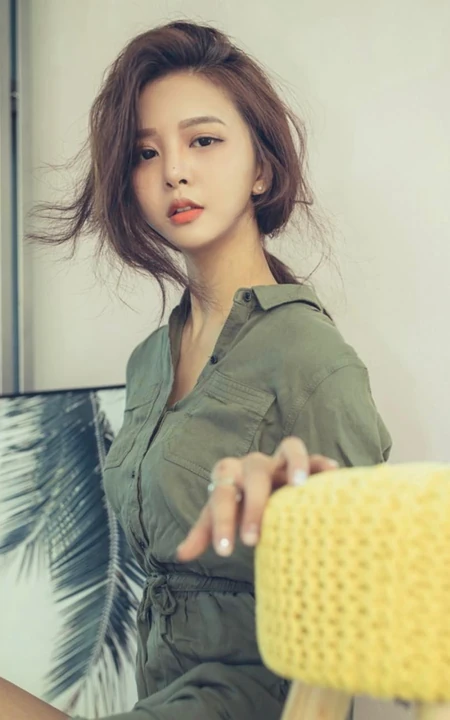 鼻头上有颗小痣的可爱女生jyong气质真实自拍，生活照写真图片