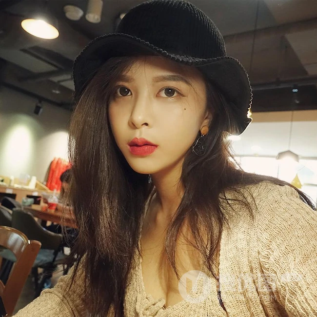 鼻头上有颗小痣的可爱女生jyong气质真实自拍，生活照写真图片