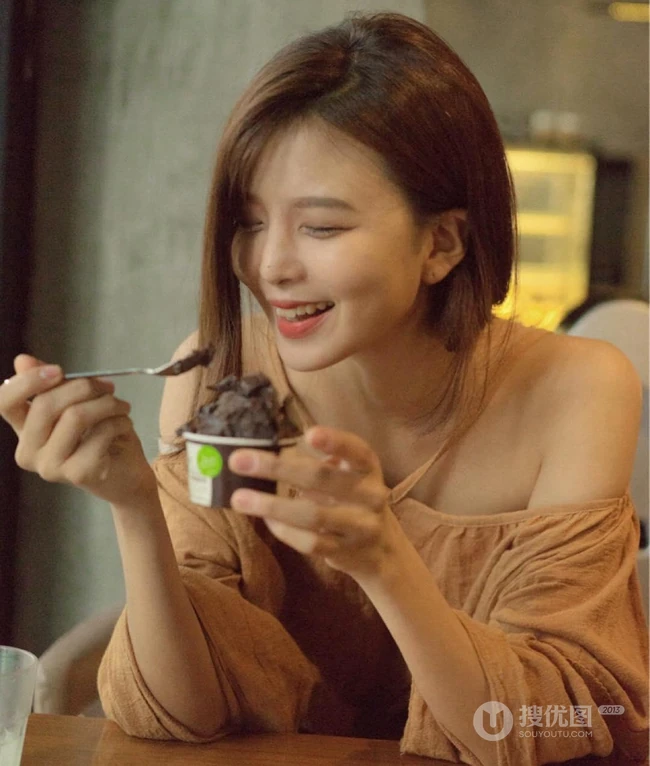 鼻头上有颗小痣的可爱女生jyong气质真实自拍，生活照写真图片
