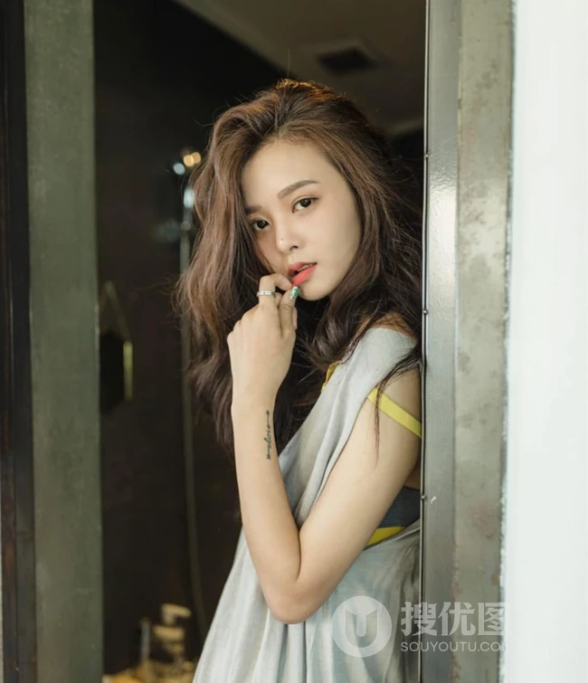 鼻头上有颗小痣的可爱女生jyong气质真实自拍，生活照写真图片
