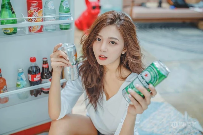 鼻头上有颗小痣的可爱女生jyong气质真实自拍，生活照写真图片
