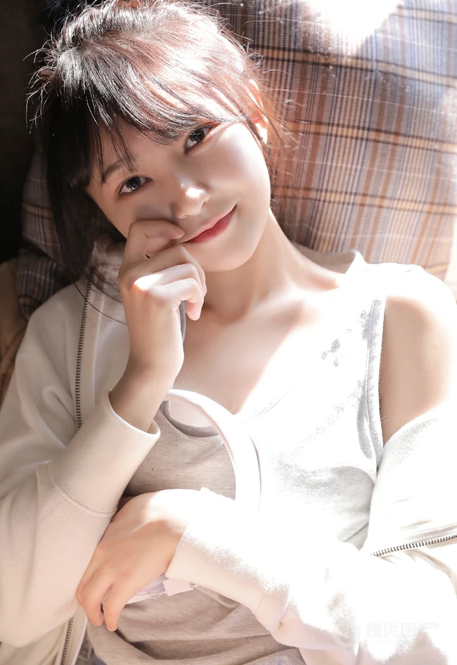 简单快乐有文艺气质的可爱白袜女生气质线条感图片