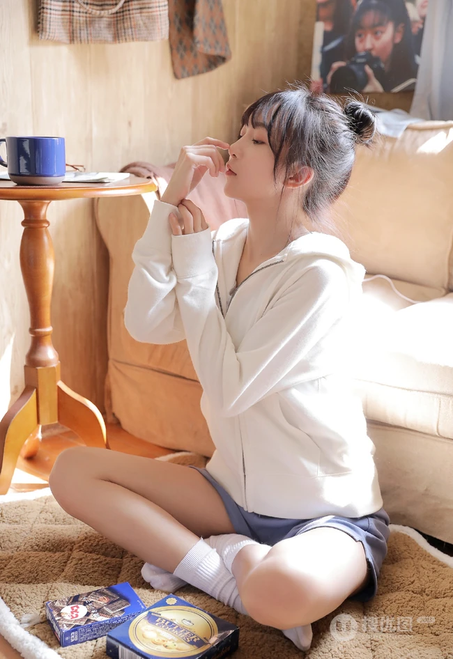 简单快乐有文艺气质的可爱白袜女生气质线条感图片