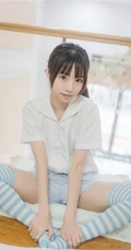 穿条纹长筒袜的娇小玲珑短裤女生，简单快乐室内清新写真图片