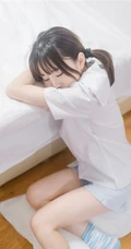 穿条纹长筒袜的娇小玲珑短裤女生，简单快乐室内清新写真图片