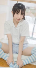 穿条纹长筒袜的娇小玲珑短裤女生，简单快乐室内清新写真图片