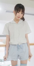 穿条纹长筒袜的娇小玲珑短裤女生，简单快乐室内清新写真图片