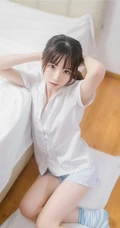 穿条纹长筒袜的娇小玲珑短裤女生，简单快乐室内清新写真图片