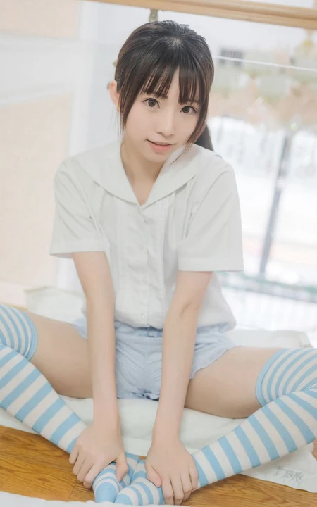 穿条纹长筒袜的娇小玲珑短裤女生，简单快乐室内清新写真图片