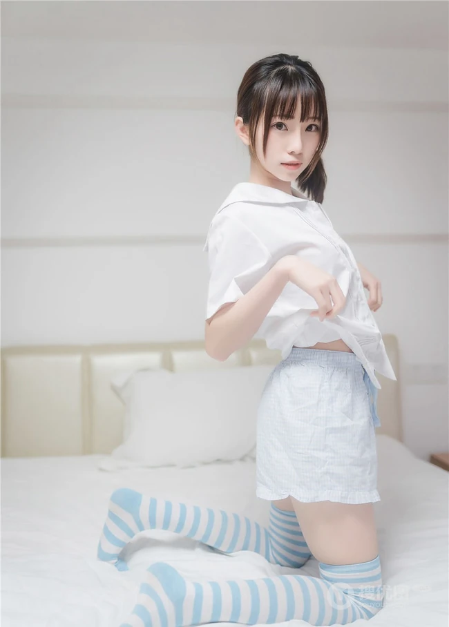 穿条纹长筒袜的娇小玲珑短裤女生，简单快乐室内清新写真图片