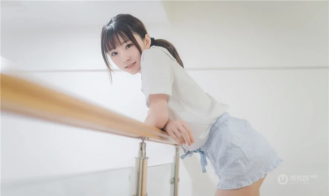穿条纹长筒袜的娇小玲珑短裤女生，简单快乐室内清新写真图片