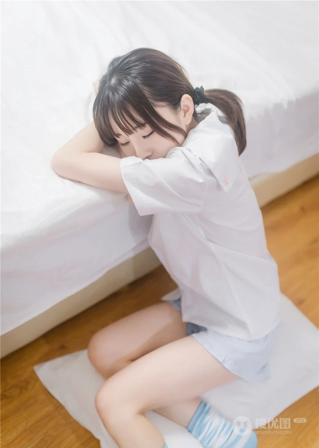 穿条纹长筒袜的娇小玲珑短裤女生，简单快乐室内清新写真图片