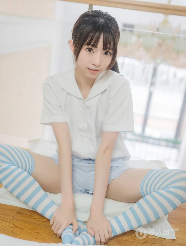 穿条纹长筒袜的娇小玲珑短裤女生，简单快乐室内清新写真图片