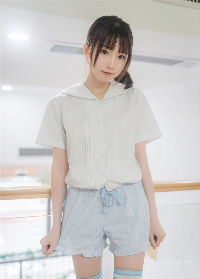 穿条纹长筒袜的娇小玲珑短裤女生，简单快乐室内清新写真图片