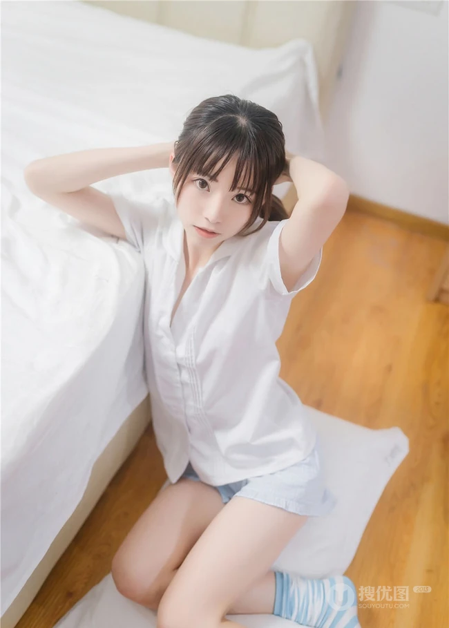 穿条纹长筒袜的娇小玲珑短裤女生，简单快乐室内清新写真图片