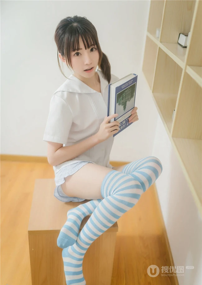 穿条纹长筒袜的娇小玲珑短裤女生，简单快乐室内清新写真图片