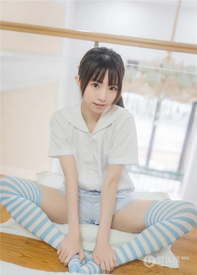 穿条纹长筒袜的娇小玲珑短裤女生，简单快乐室内清新写真图片