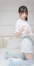 穿条纹长筒袜的娇小玲珑短裤女生，简单快乐室内清新写真图片
