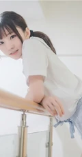 穿条纹长筒袜的娇小玲珑短裤女生，简单快乐室内清新写真图片