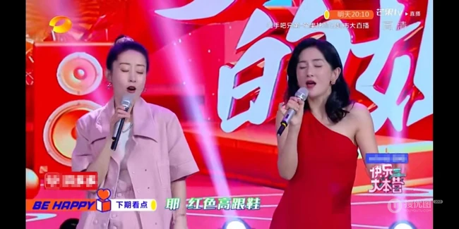 谢娜综艺节目上和刘敏涛同台，表情同步模仿刘敏涛，搞笑十足