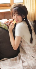 朱苓如邻家女孩般双麻花辫造型清新室内写真图片