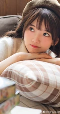 朱苓如邻家女孩般双麻花辫造型清新室内写真图片