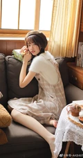 朱苓如邻家女孩般双麻花辫造型清新室内写真图片