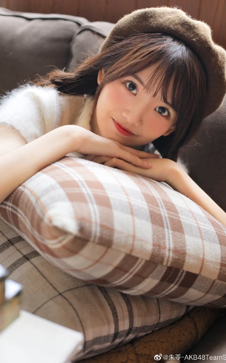 朱苓如邻家女孩般双麻花辫造型清新室内写真图片
