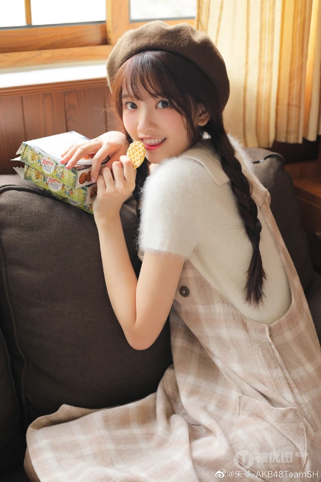 朱苓如邻家女孩般双麻花辫造型清新室内写真图片