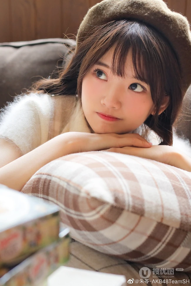 朱苓如邻家女孩般双麻花辫造型清新室内写真图片