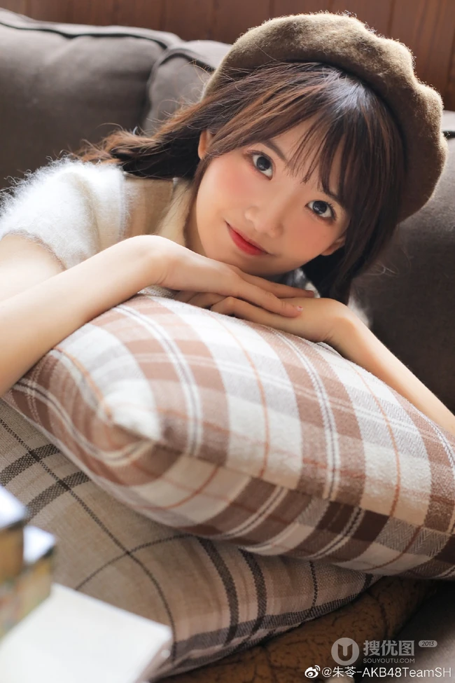 朱苓如邻家女孩般双麻花辫造型清新室内写真图片