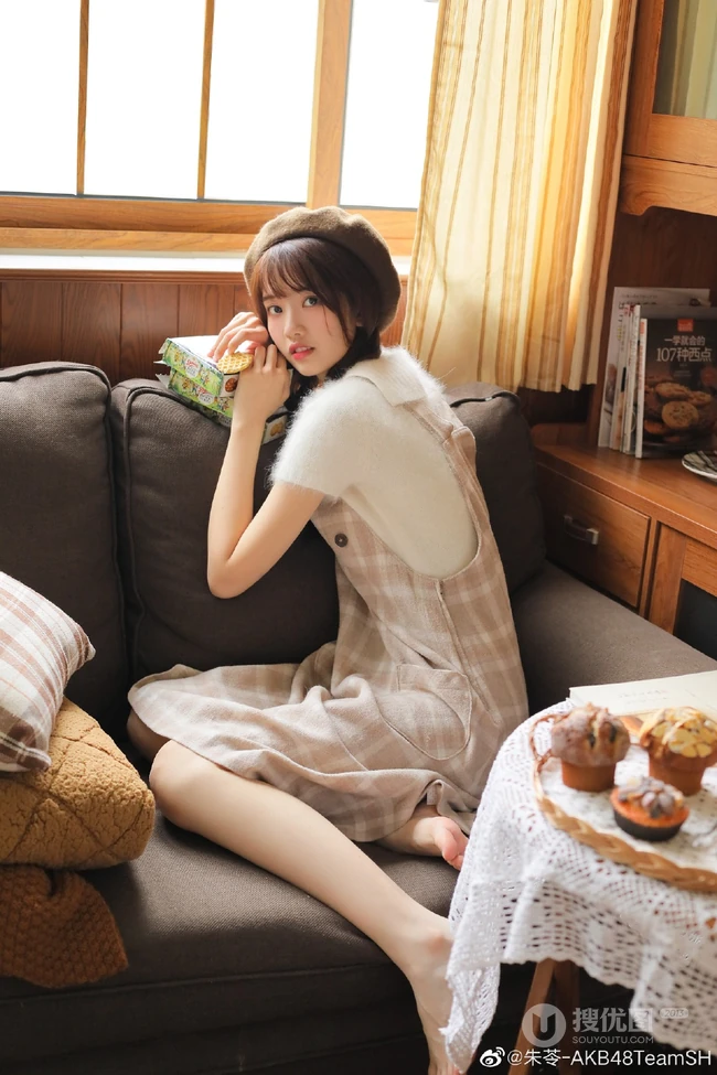 朱苓如邻家女孩般双麻花辫造型清新室内写真图片