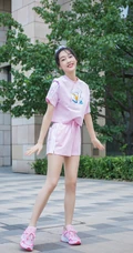 酒窝女生宣璐休闲粉衣短裤户外玩泡泡俏皮照片
