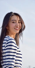 穿条纹T恤衫的美丽女孩，木村光希甜美写真图片