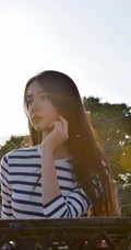 穿条纹T恤衫的美丽女孩，木村光希甜美写真图片