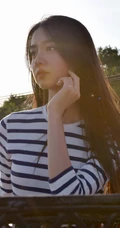 穿条纹T恤衫的美丽女孩，木村光希甜美写真图片