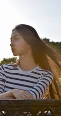 穿条纹T恤衫的美丽女孩，木村光希甜美写真图片