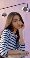 穿条纹T恤衫的美丽女孩，木村光希甜美写真图片