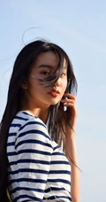 穿条纹T恤衫的美丽女孩，木村光希甜美写真图片