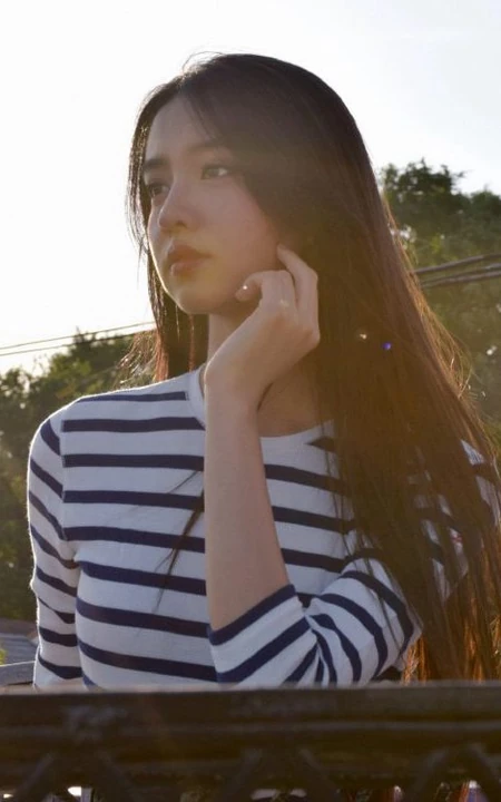 穿条纹T恤衫的美丽女孩，木村光希甜美写真图片