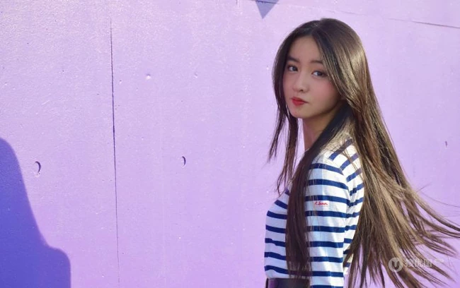 穿条纹T恤衫的美丽女孩，木村光希甜美写真图片