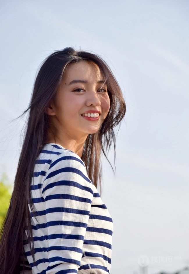 穿条纹T恤衫的美丽女孩，木村光希甜美写真图片