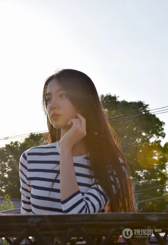 穿条纹T恤衫的美丽女孩，木村光希甜美写真图片
