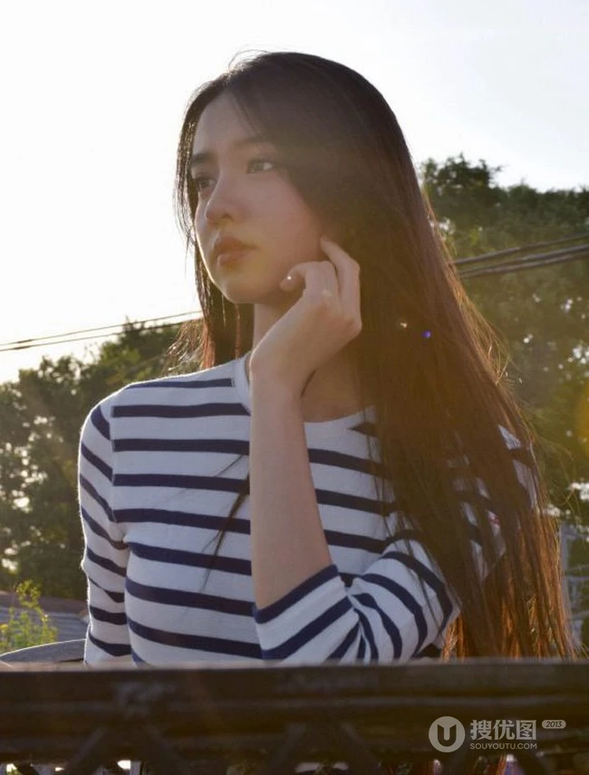 穿条纹T恤衫的美丽女孩，木村光希甜美写真图片
