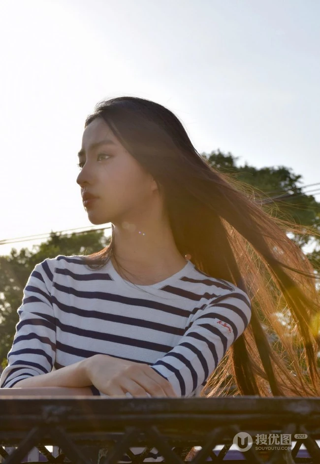 穿条纹T恤衫的美丽女孩，木村光希甜美写真图片