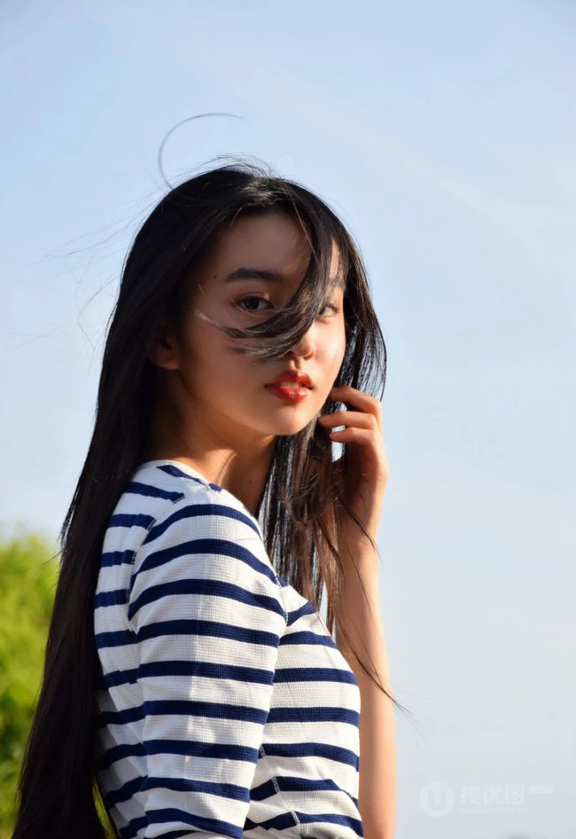穿条纹T恤衫的美丽女孩，木村光希甜美写真图片