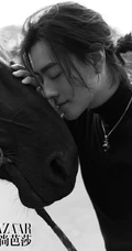 长发帅哥郑云龙户外骑马黑白写真