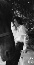 长发帅哥郑云龙户外骑马黑白写真