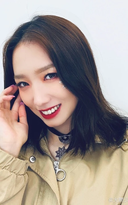 6月10，孟美岐平台晒照和粉丝道&ldquo;早上好&rdquo;，穿着夹克笑容甜美