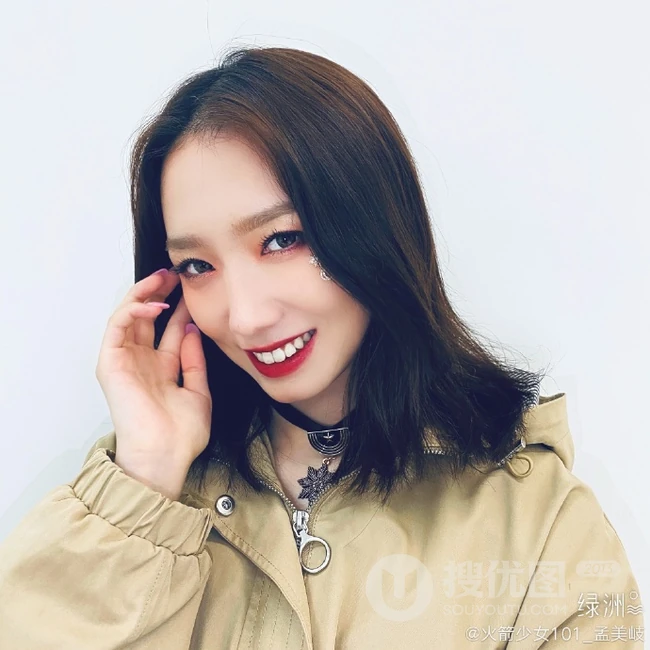 6月10，孟美岐平台晒照和粉丝道&ldquo;早上好&rdquo;，穿着夹克笑容甜美